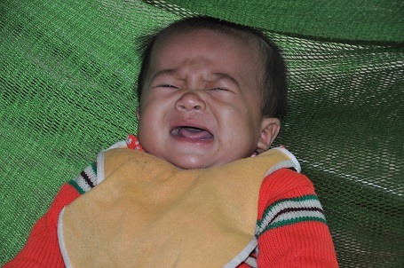 
Mẹ chết trên bàn mổ đẻ, khiến bố bé Ngọc hang ngày phải đi xin sữa cho con.
