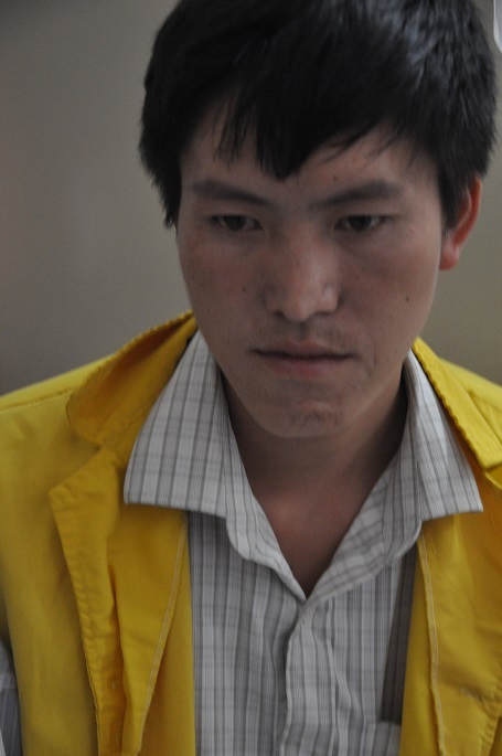 Chồng của em không biết nói tiếng Kinh, chỉ biết nhìn vợ khóc vì không có tiền.