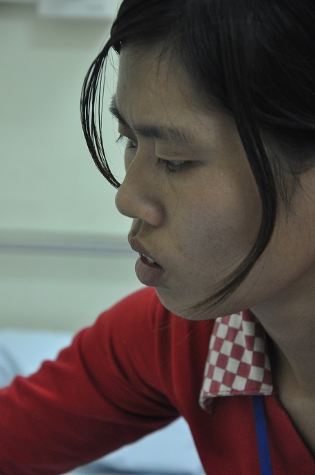 Mẹ của em, chị Lan già hơn nhiều so với tuổi 29 với nỗi lo lắng khi không vay được tiền cho cuộc mổ của con.