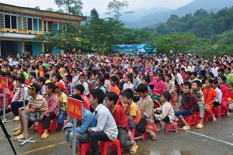 Các em học sinh ở 3 điểm trường lẻ tập chung ở điểm trường chính của trường Tiểu học Yên Thành trong buổi nhận quà.