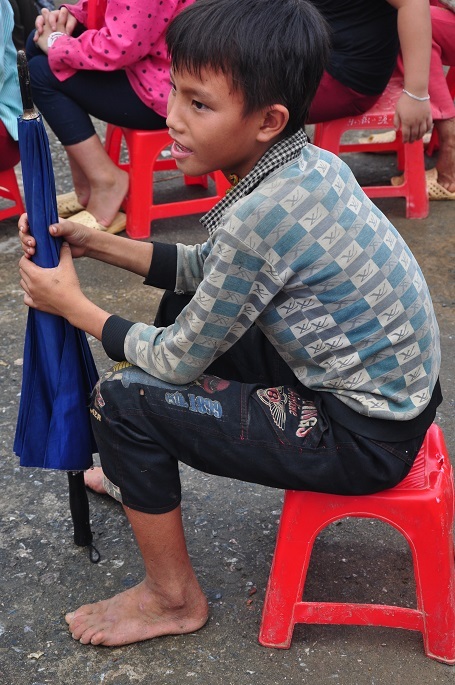 
Vượt đường rừng, núi hơn 10km bằng chân đất để về điểm trường chính, em vui lắm khi được nhận quà.
