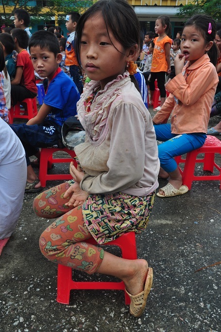 Những manh áo đã cũ theo em đến trường.