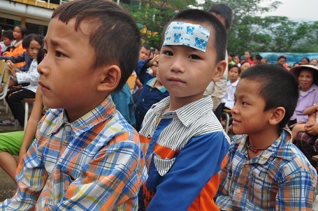 Em bị ốm nhưng vẫn háo hức đến trường nhận quà.