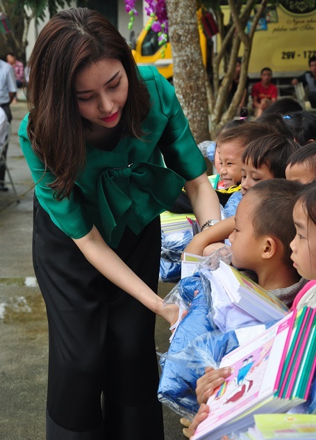 Doanh nhân Lam Cúc tặng quà cho các em học sinh.