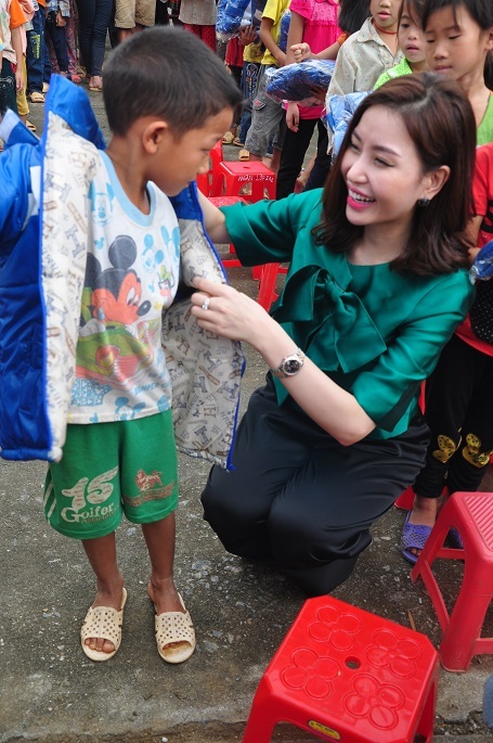 Hơn 300 áo ấm được tặng cho các em.