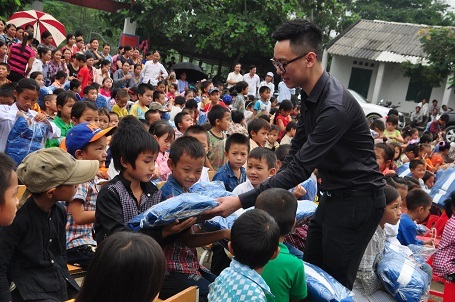 Chồng chị Lam Cúc, anh Hoàng Linh luôn đồng hành cùng vợ trong các công việc thiện nguyện.