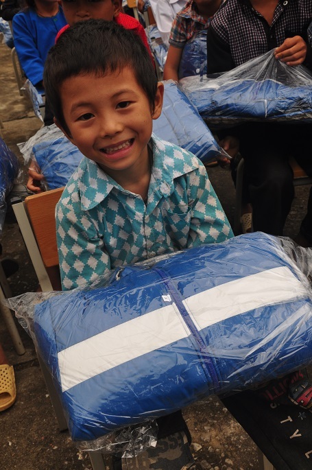 Các em vui mừng bởi mùa đông năm nay không còn lạnh.