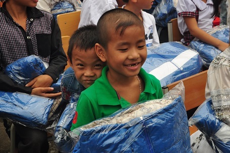 Niềm vui của những đứa trẻ vùng cao khi nhận được quà.
