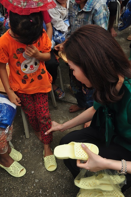 Những đôi dép mới được mang đến cho các em.