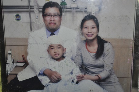 Nhờ sự giúp đỡ của bạn đọc Dân trí em đã được sang Hàn Quốc mổ.