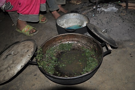 
Nồi cơm được vét cùng chảo canh rau rừng nấu loang loãng.
