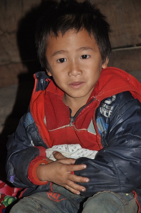 Ở nhà bé Nhị không dám đi dép vì sợ nhanh hỏng.