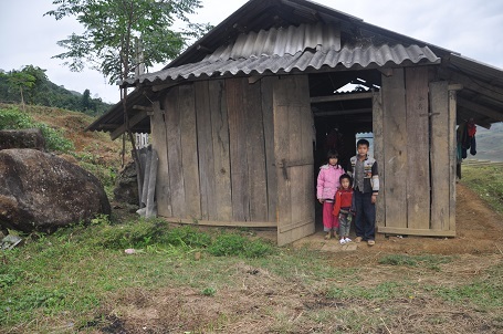 Căn nhà của 3 anh em cậu bé Sên nằm cách biệt một mình ở ven đường.