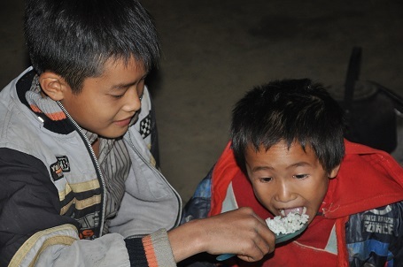 Cuộc sống đói nghèo của 3 anh em diễn ra trong nhiều năm nay.