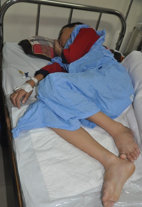 Cậu bé đáng thương không có cha, mẹ lại phải gánh bệnh tật.