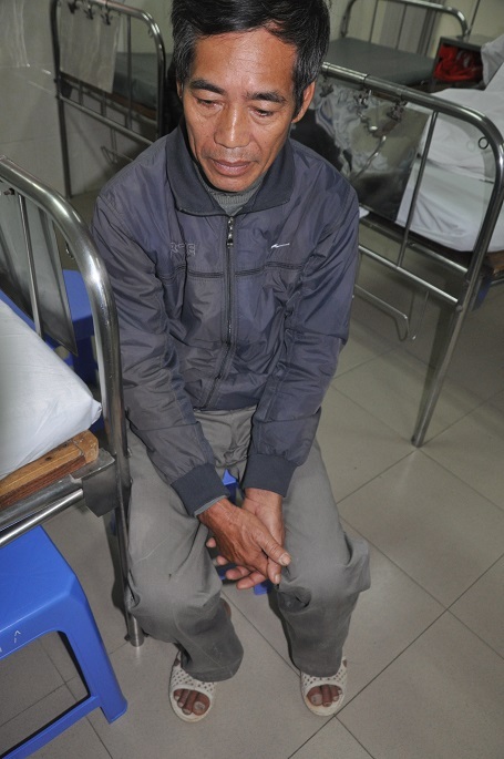 Ông ngoại bất lực ngồi nhìn cháu đau đớn.