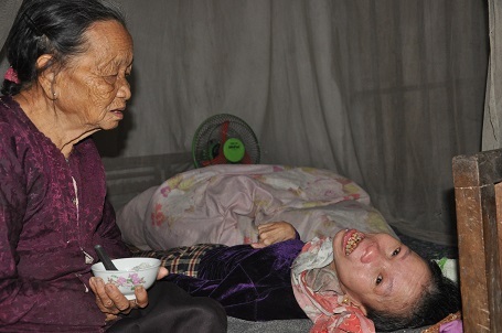 Đã nhiều năm nay, hai mẹ con phải ăn cơm chan với thứ nước cáy cho qua ngày.