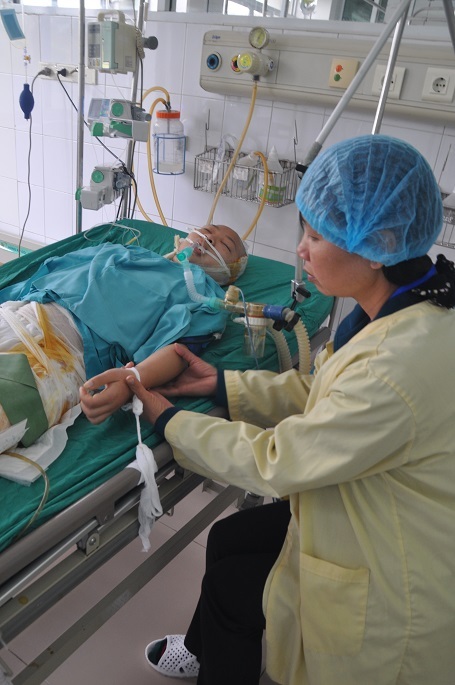 Không có tiền cứu cháu, mọi người trong gia đình đang không biết làm sao.