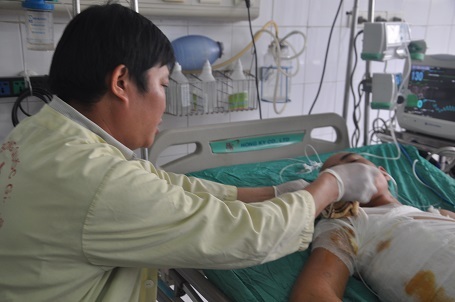 
Chân trái của em đã bị cắt cụt.
