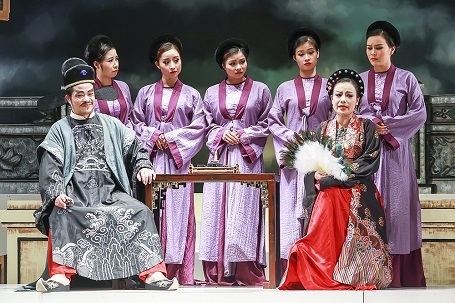 Chèo Hà Nội trẻ trung, hiện đại trong vở mới đầu năm - 6 Phần thiết kế mỹ thuật rất tuyệt vời của NSƯT Nguyễn Đạt Tăng đã thổi một làn gió mới cho chèo Hà Nội, hiện đại và trẻ trung nhưng vẫn rất “chèo”