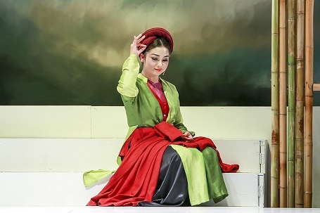 Chèo Hà Nội trẻ trung, hiện đại trong vở mới đầu năm - 1 NSƯT Minh Hằng vào vai Hạ Vân đầy ấn tượng.