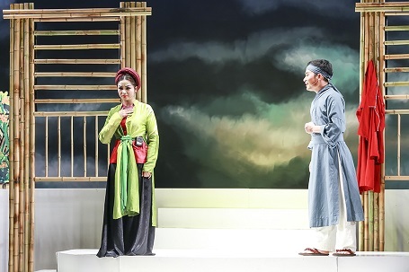 Chèo Hà Nội trẻ trung, hiện đại trong vở mới đầu năm - 3 Chuyện kể về mối tình của chàng học trò nghèo Tuấn Long và cô thôn nữ xinh đẹp Hạ Vân
