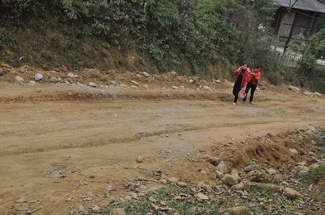 Lớp học nằm ở tận cuối chân con dốc cao dựng ngược.
