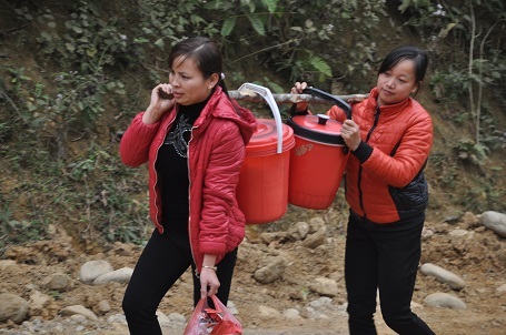 Nên buộc các cô giáo ngày nào cũng phải đi khiêng cơm thế này vì đường đi dốc ngược không đi nổi xe máy.
