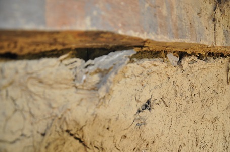 Nhìn phần sau lưng của lớp học, ai cũng lo sợ nó sẽ đổ sập xuống.