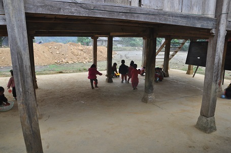 Khoảng không chơi của các bé là dưới gầm nhà sàn.