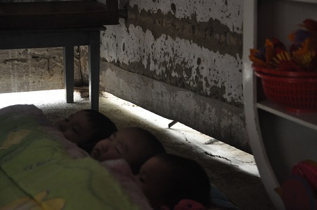 Khi không bật điện, chỉ có chút ánh sáng len lỏi qua chân tường vào lớp học.