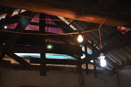 2 quả bóng điện được bật quanh năm suốt tháng vì trong lớp học tối om.