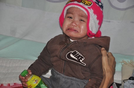 Bé Nhật 2 tuổi khóc thét khi nhìn bố.