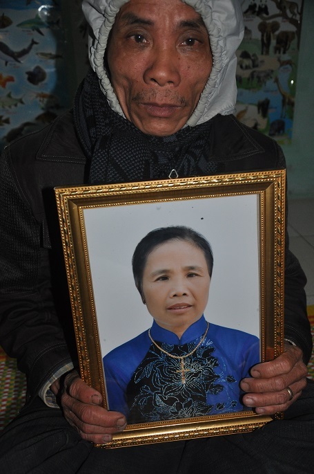 Bố của anh, bác Rơm cầm tấm di ảnh của người vợ cũng vừa ra đi cách đây hơn 20 ngày vì căn bệnh ung thư đại tràng.