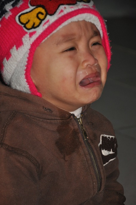 Mỗi lần mẹ vắng nhà là bé Nhật lại khóc phần vì đói không được cho ăn, phần vì nhìn bố sợ.