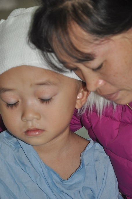 Gia đình nghèo khó, không có tiền, mẹ của em bất lực nhìn con đau đớn.