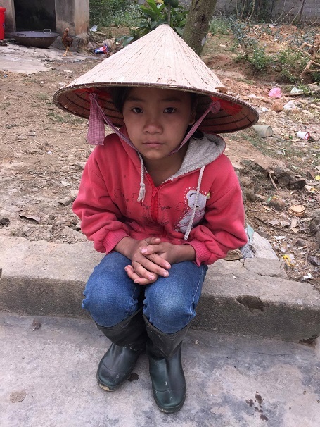 Giọt nước mắt đắng cay của bé 12 tuổi trước cảnh bố tâm thần, mẹ rũ áo ra đi - 4 Cuộc sống vất vả nên em thường đi hái chè thuê kiếm tiền.