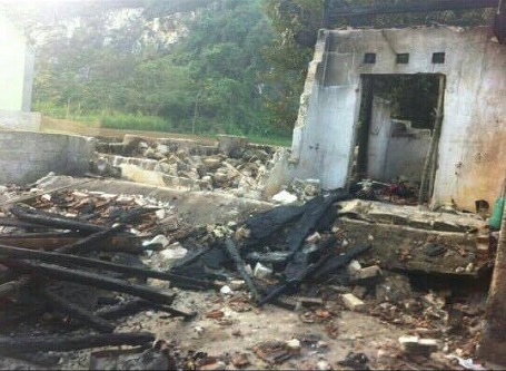 "Cứu bố mẹ em với, mọi người ơi" - 1 Vụ bỏng khiến ngôi nhà của Vương bị cháy thiêu rụi toàn bộ.
