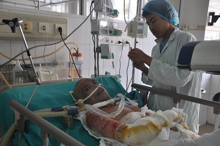 Một mình Vương không thể nào cứu được bố, mẹ và em gái.