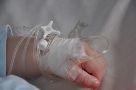 Thiếu 60 triệu đồng, bố mẹ bất lực nhìn con 10 tháng tuổi chờ chết - 5