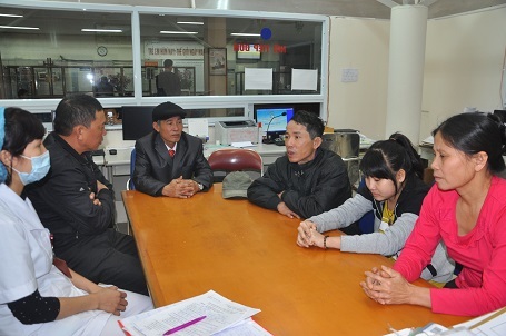 Gia đình chú Cò quay trở lại khoa Nhi - Bệnh viện Bạch Mai để thăm hỏi, giúp đỡ một số gia đình có hoàn cảnh khó khăn.