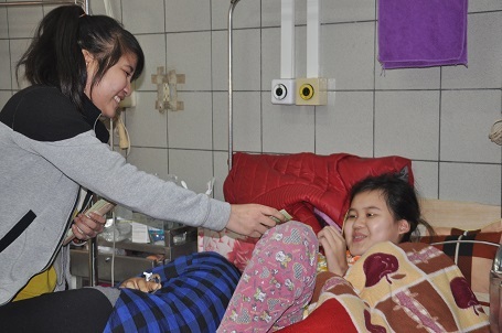 Hà đến từng giường thăm mọi người và tặng quà.