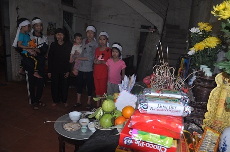 
Căn nhà trống hoác, tồi tàn với 6 mái đầu mang khăn tang trắng bên bàn thờ bố, mẹ.
