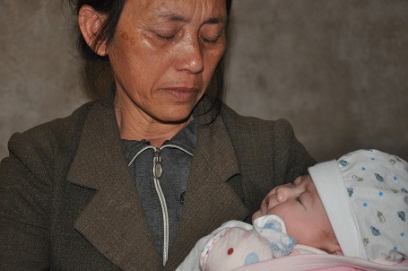 Nhìn cháu khát sữa, bà nội chỉ biết gạt nước mắt.