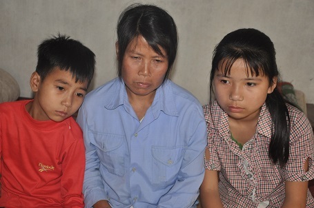 Ngày qua ngày 2 đứa trẻ sống với mẹ trong cảnh đói nghèo.