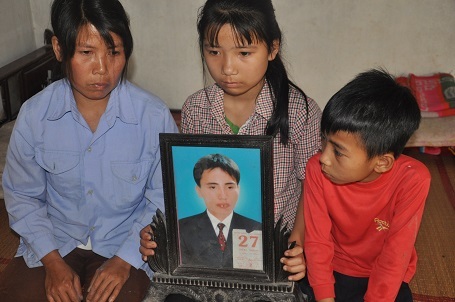 Anh ra đi để lại 2 đứa con thơ cho mình chị nuôi dưỡng.