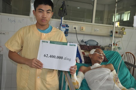 Em Vương nhận tiền bạn đọc giúp đỡ.