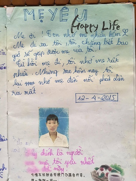 "Bố mẹ chết rồi, đừng khóc nữa em !" - 7 Những trang nhật kí của em viết cho mẹ.