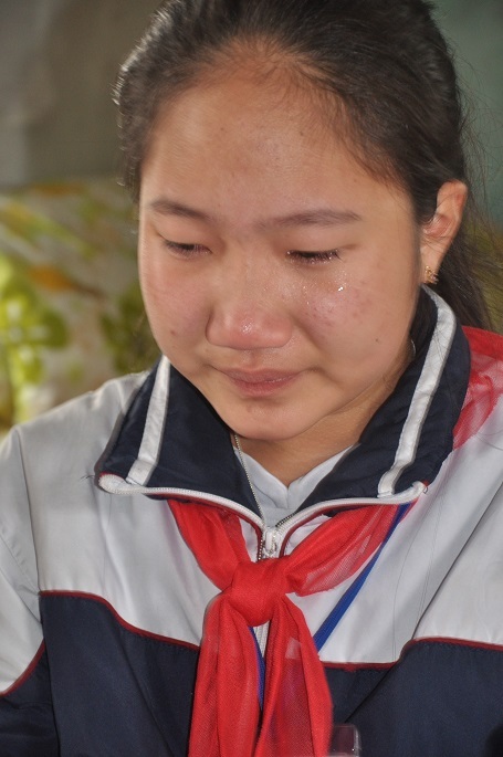 Nhớ bố mẹ, Dịu chỉ lén khóc để em gái không nhìn thấy.