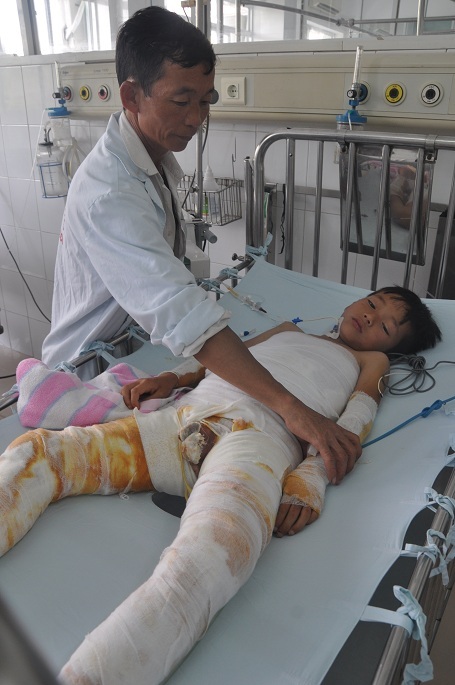 Thương con nhưng anh bất lực vì không có tiền.